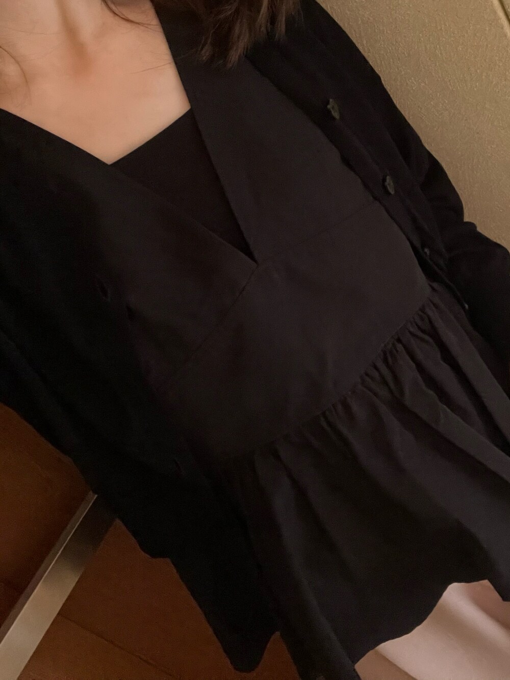 ブラック系のシャツ/ブラウス、ピンク系のその他パンツ、ブラック系のカーディガン/ボレロを着用したレディースの夏コーディネートの2枚目の写真