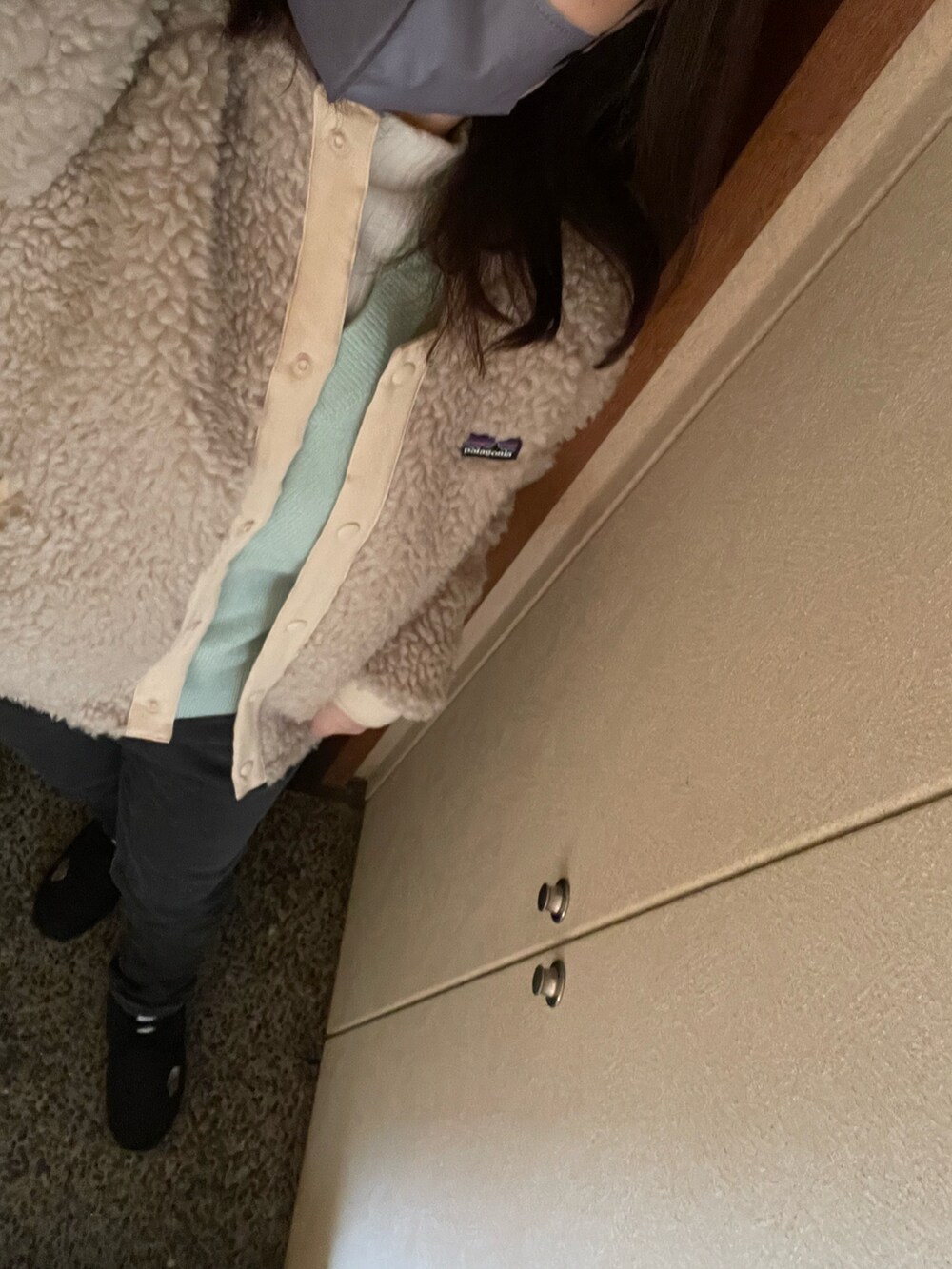 グリーン系のカーディガン/ボレロ、グレー系のデニムパンツ、グレー系のブーツを着用したレディースの冬コーディネートの2枚目の写真