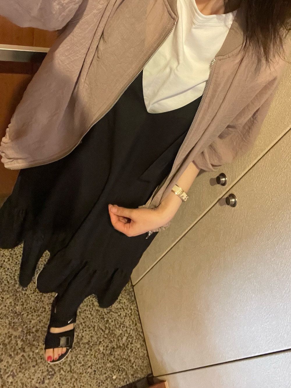 ホワイト系のTシャツ/カットソー、ブラック系のサンダル、ゴールド系のアナログ腕時計を着用したレディースの夏コーディネートの2枚目の写真