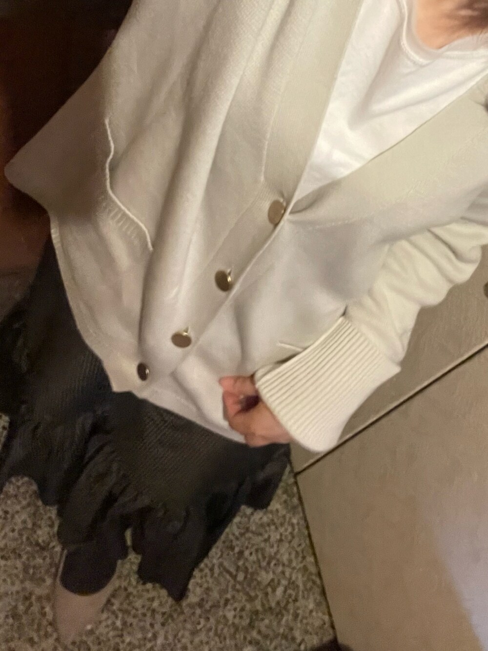 ホワイト系のカーディガン/ボレロ、ホワイト系のTシャツ/カットソーを着用したレディースの秋コーディネートの2枚目の写真