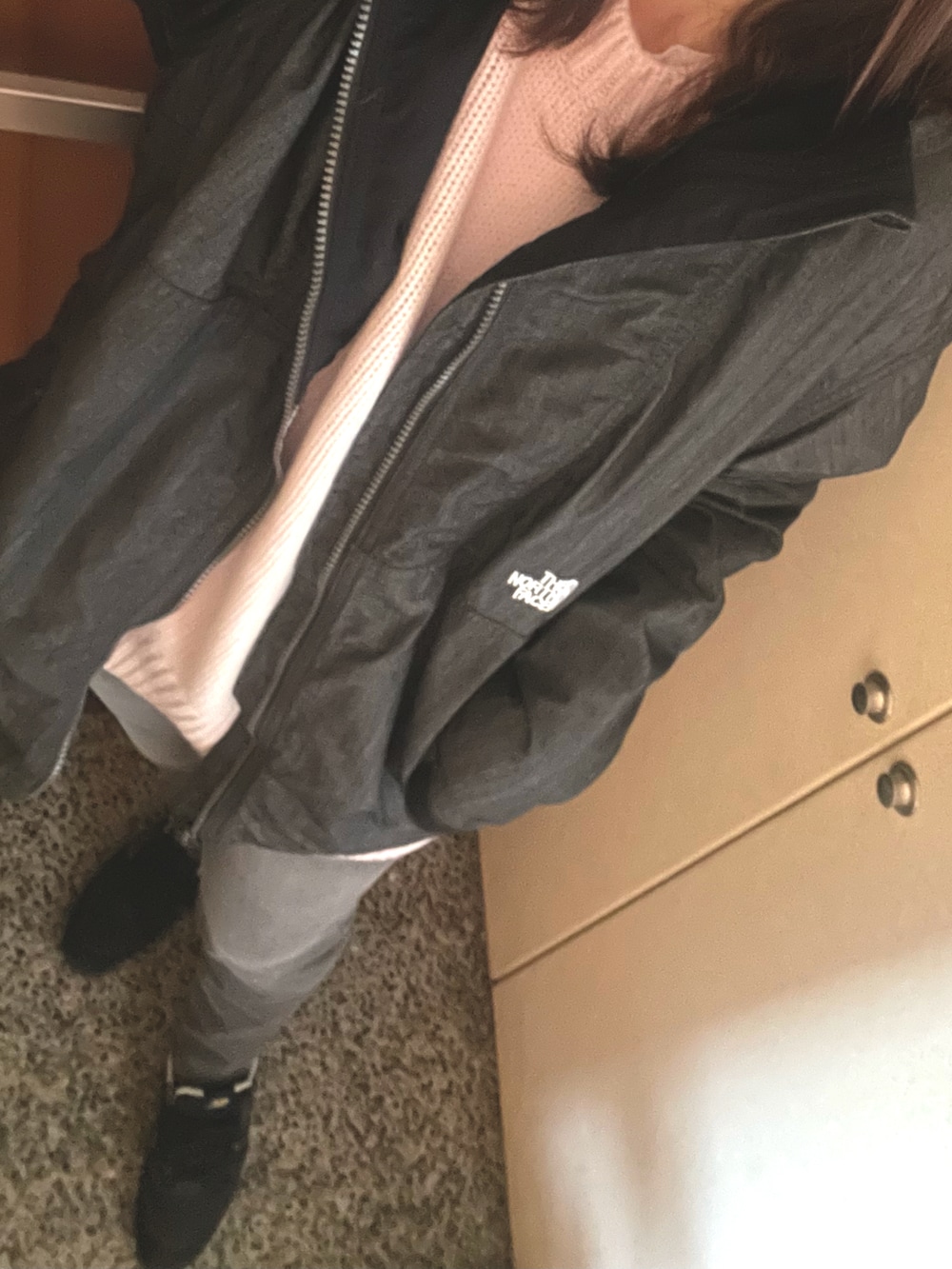 ピンク系のニット/セーター、グレー系のデニムパンツ、ブラック系のブルゾンを着用したレディースの秋コーディネートの2枚目の写真