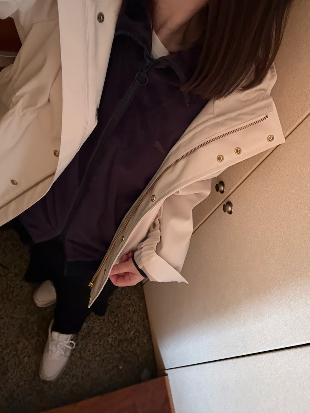 ブルー系のその他アウター、ベージュ系のマウンテンパーカー、ブラック系のスカートを着用したレディースの春コーディネートの2枚目の写真