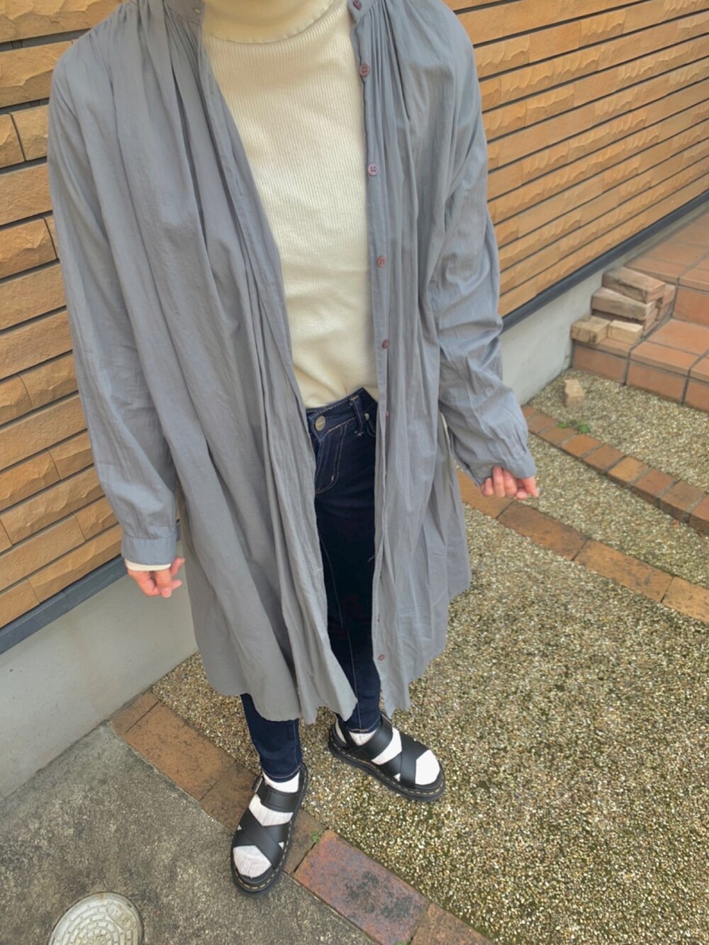 「春コーデ、ゆるコーデ、今日のコーデ、サンダル、カジュアルコーデ、デニムパンツ、大人カジュアル」｜「rpsのアイテム（ジャケット/アウター、グレー系）」を使った、nicoさん（レディース・156cm）の春コーディネートの3枚目の写真