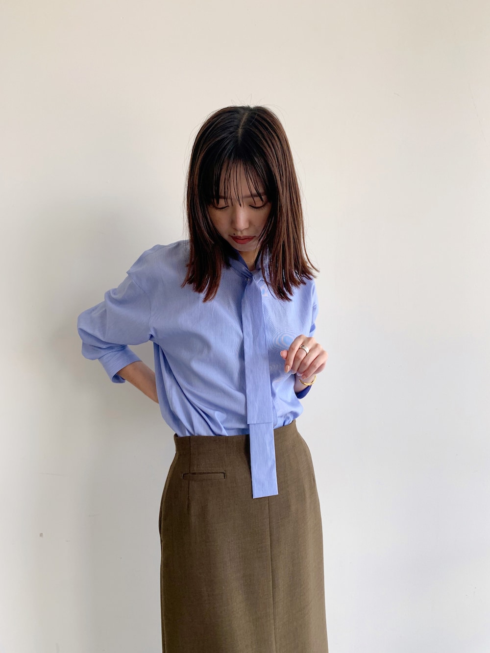 ブラウン系のスカート、ブラック系のブーツを着用したレディースの夏コーディネートの3枚目の写真