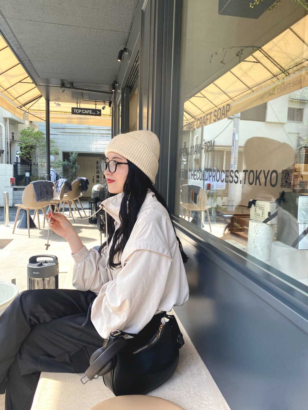 「似合うラボに行こう、春コーデ、春アウター、春色、スニーカー、ストリート、メガネ女子、カーゴパンツ、モノトーン、カラーパンツ、スポーツミックス、休日スタイル、お出かけコーデ、シンフルコーデ、ニット帽」｜「Acne Studiosのアイテム（ニットキャップ/ビーニー、ホワイト系）」を使った、miyuさん（レディース・158cm）の冬コーディネートの4枚目の写真