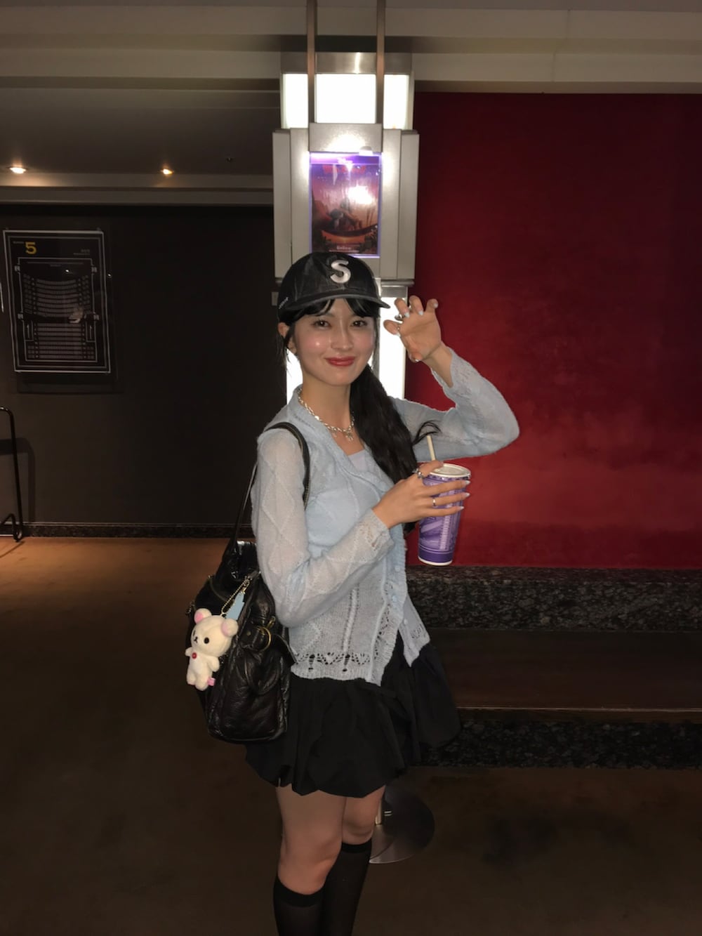 グレー系のスカート、ブラック系のその他シューズ、ブルー系のトップスを着用したレディースの夏コーディネートの2枚目の写真