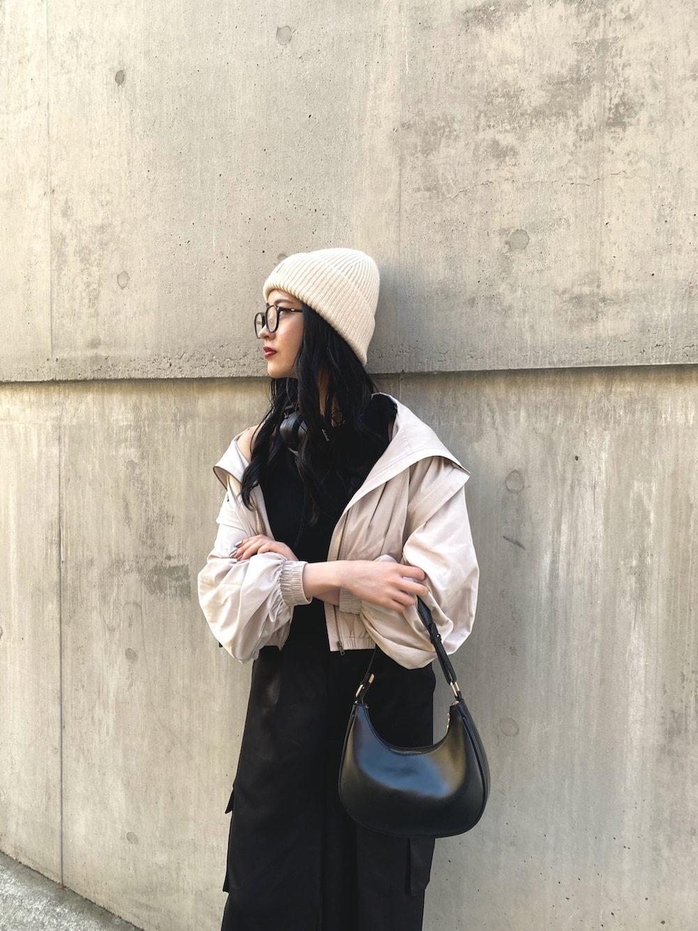 「似合うラボに行こう、春コーデ、春アウター、春色、スニーカー、ストリート、メガネ女子、カーゴパンツ、モノトーン、カラーパンツ、スポーツミックス、休日スタイル、お出かけコーデ、シンフルコーデ、ニット帽」｜「Acne Studiosのアイテム（ニットキャップ/ビーニー、ホワイト系）」を使った、miyuさん（レディース・158cm）の冬コーディネートの3枚目の写真