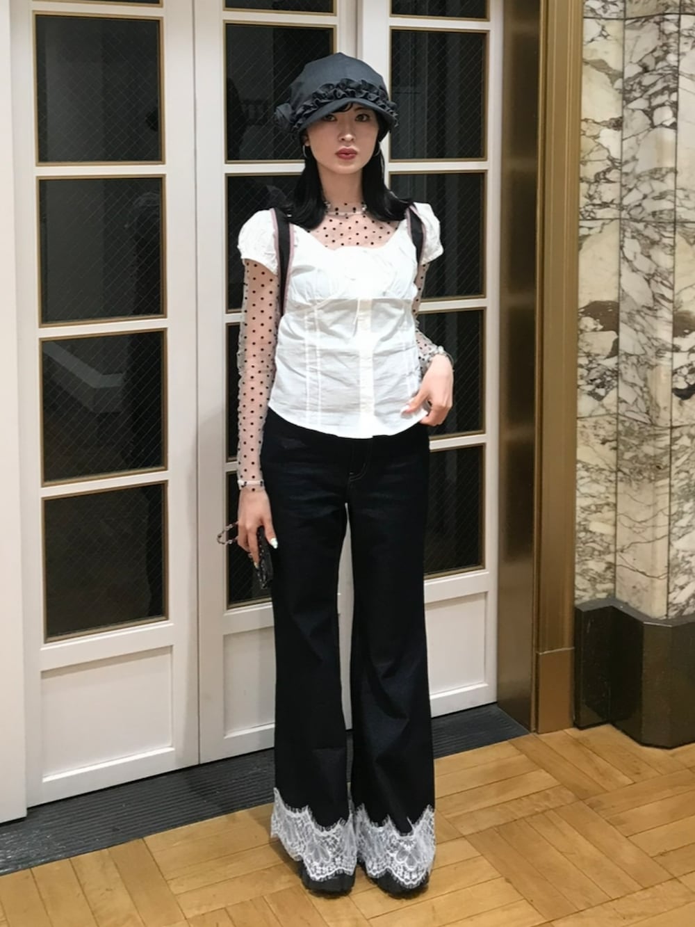 ブルー系のデニムパンツ、その他のハンチング/ベレー帽を着用したレディースの春コーディネートの2枚目の写真