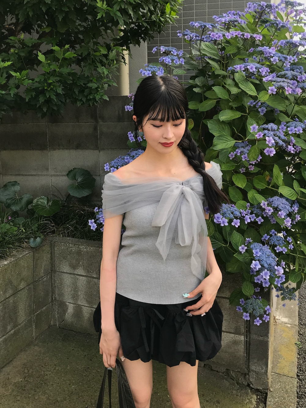 「おでかけコーデ、デートコーデ、雨の日コーデ、ミニスカート、リボン、オフショルダー」｜「clearのチュールリボンデザインニットトップス[フェミニン ニット チュール リボン]≪2025SS新作≫（ニット/セーター、グレー系）」を使った、miyuさん（レディース・158cm）の夏コーディネートの2枚目の写真