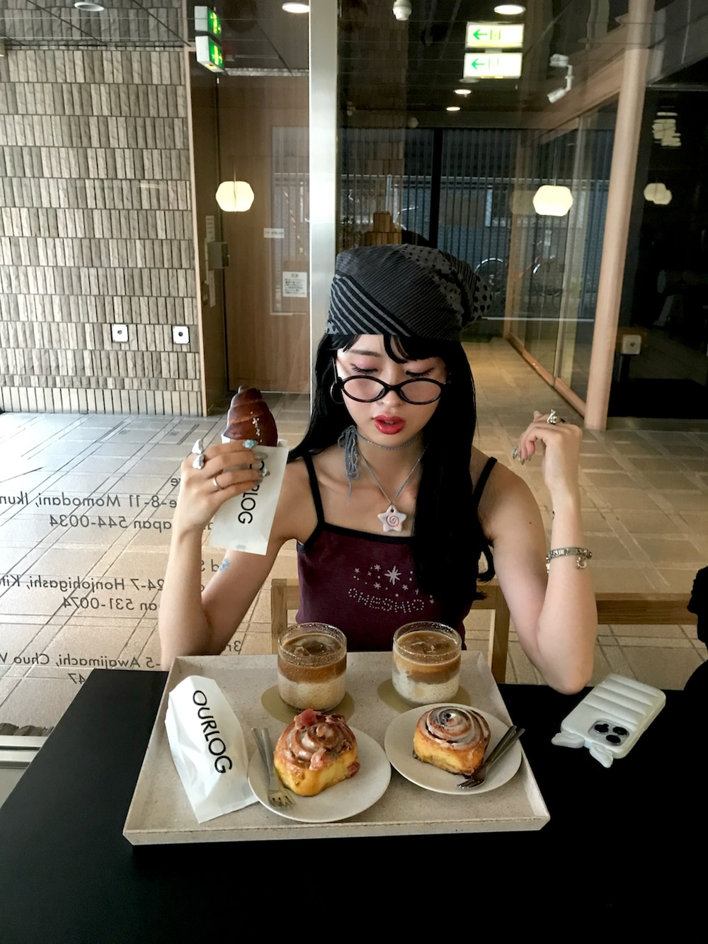 ブラック系のパンツ、レッド系のキャミソール、ブラック系のブーツを着用したレディースの夏コーディネートの2枚目の写真