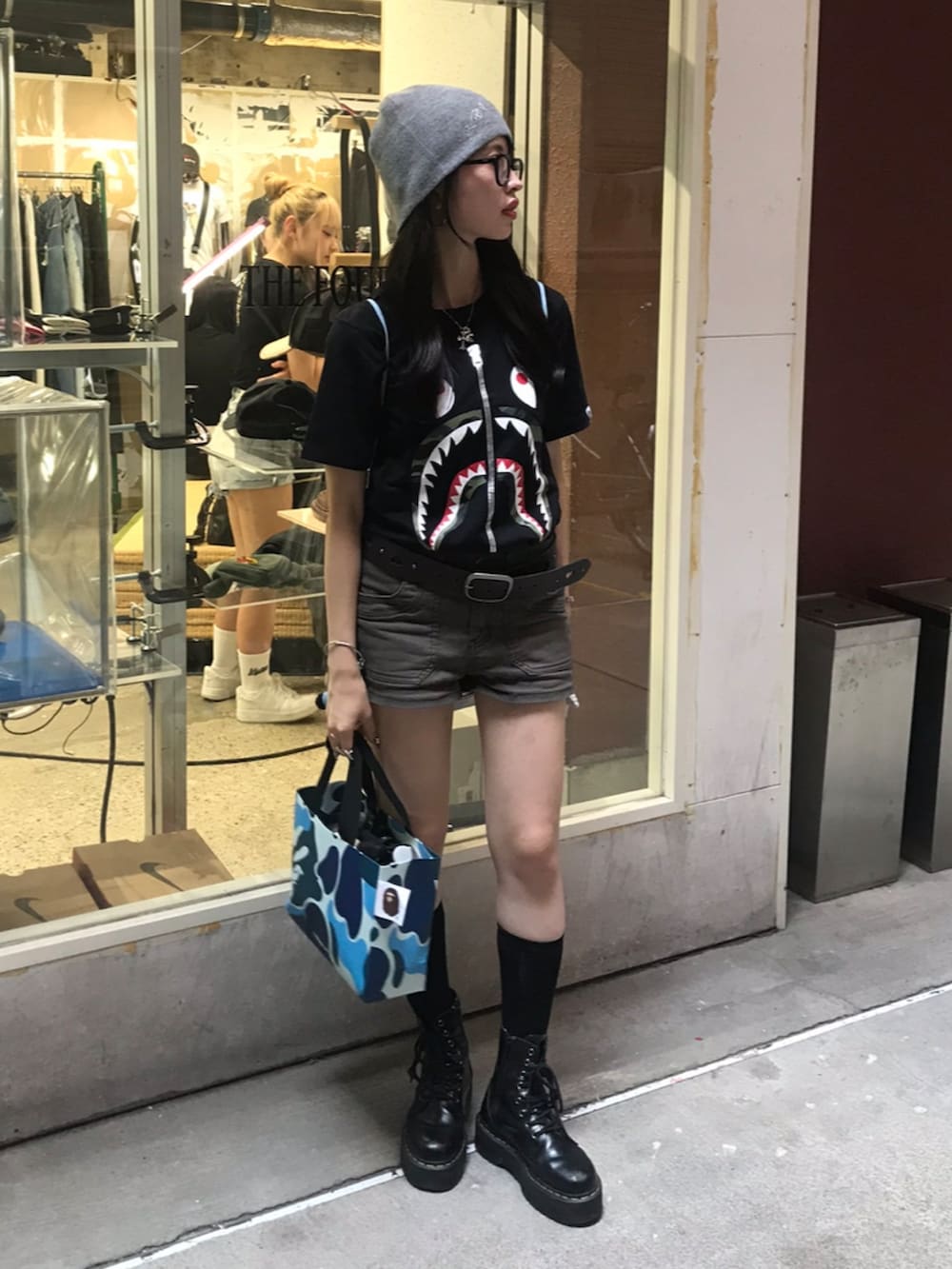 シルバー系のバックパック/リュック、ブラック系のブーツ、ブラック系のTシャツ/カットソーを着用したレディースの夏コーディネートの2枚目の写真