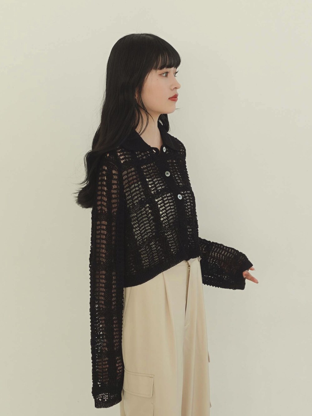 グリーン系のパンプス、ブラック系のパンツ、ブラック系のカーディガン/ボレロを着用したレディースの春コーディネートの2枚目の写真