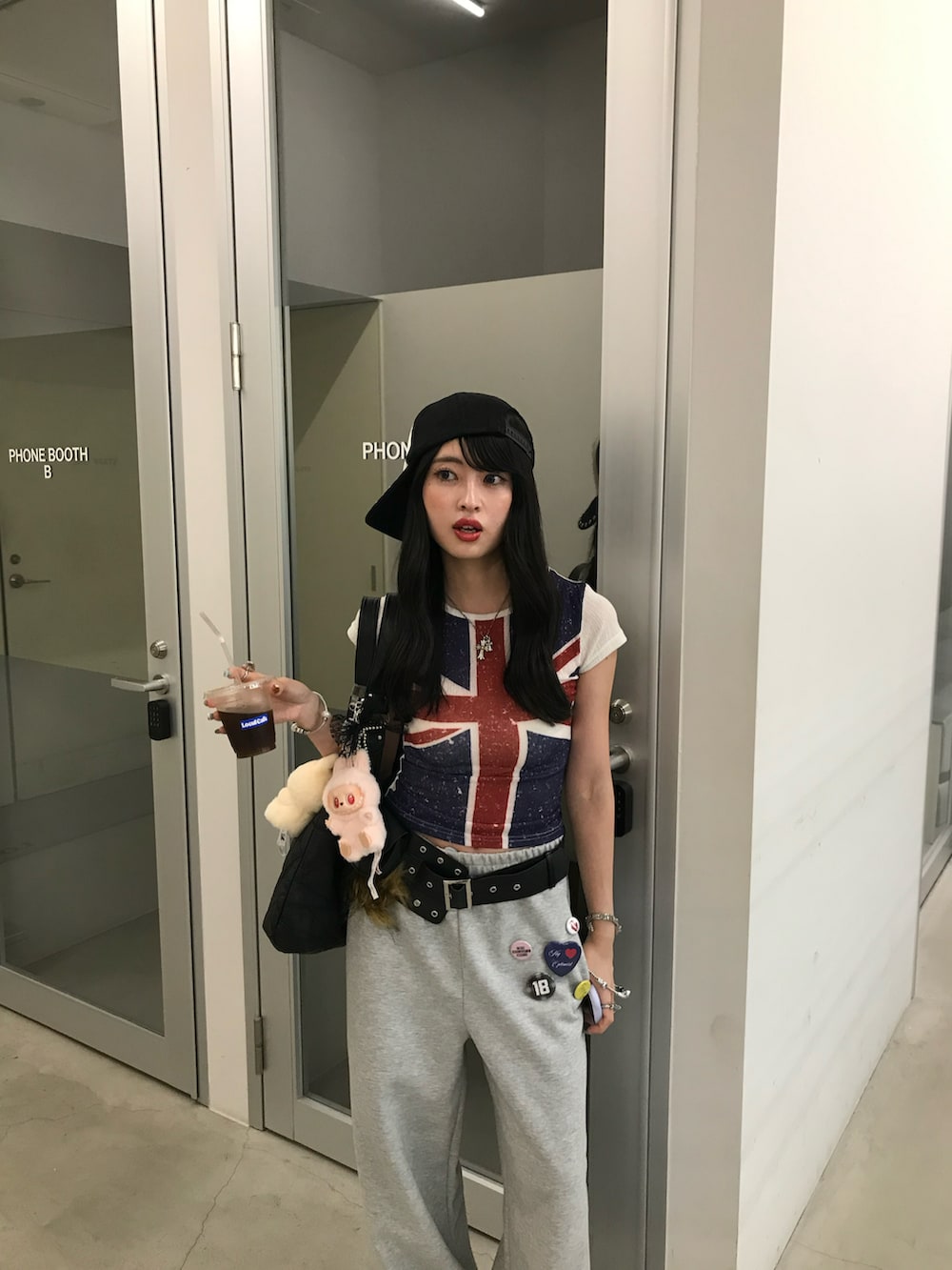 ブラック系のパンプス、ホワイト系のTシャツ/カットソー、その他のバッジを着用したレディースの秋コーディネートの2枚目の写真