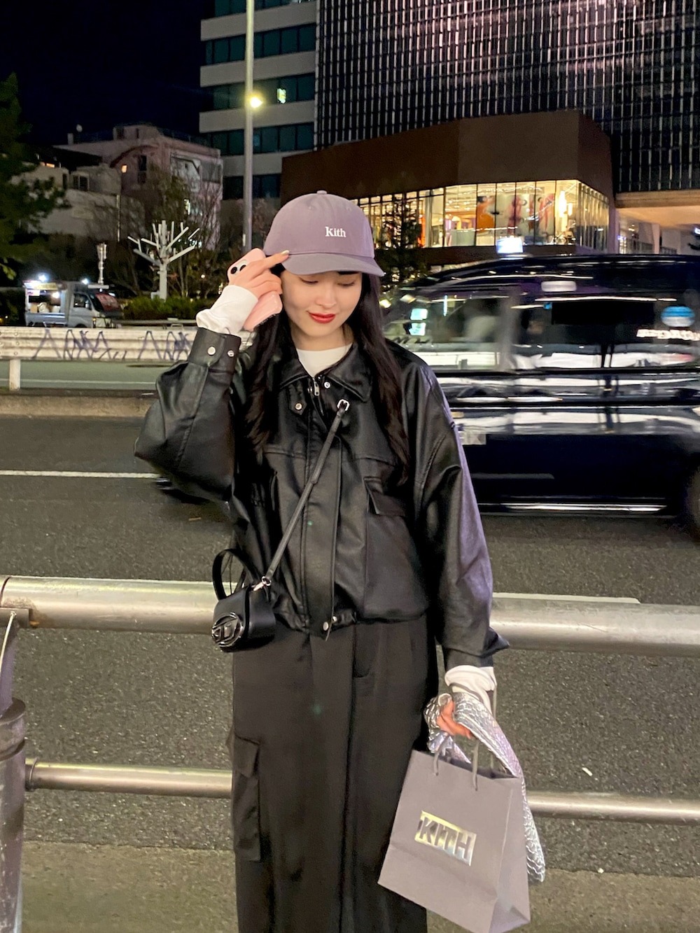 「キャップ、カーゴパンツ、春アウター、ジャケットスタイル、春コーデ、スニーカー、シルバー、シンフルコーデ、古着MIX、お出かけコーデ、春服みてみて、ストリート、プチプラ、スポーツミックス、春のおしゃ見えテクニック」｜「dium.のアイテム（パンツ、ブラック系）」を使った、miyuさん（レディース・158cm）の春コーディネートの2枚目の写真