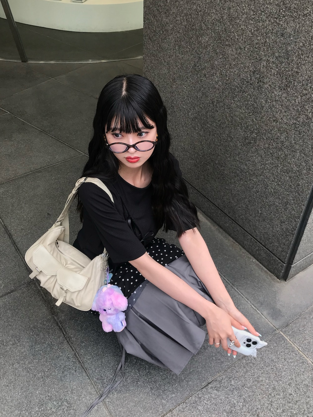 「レイヤードスタイル、モノトーン、メガネ女子、サングラス、スカート、デートコーデ、黒Tシャツ」｜「idemのdrawstring check pleats skirt / サイドドロストチェックスカート（スカート、ブラック系）」を使った、miyuさん（レディース・158cm）の夏コーディネートの2枚目の写真