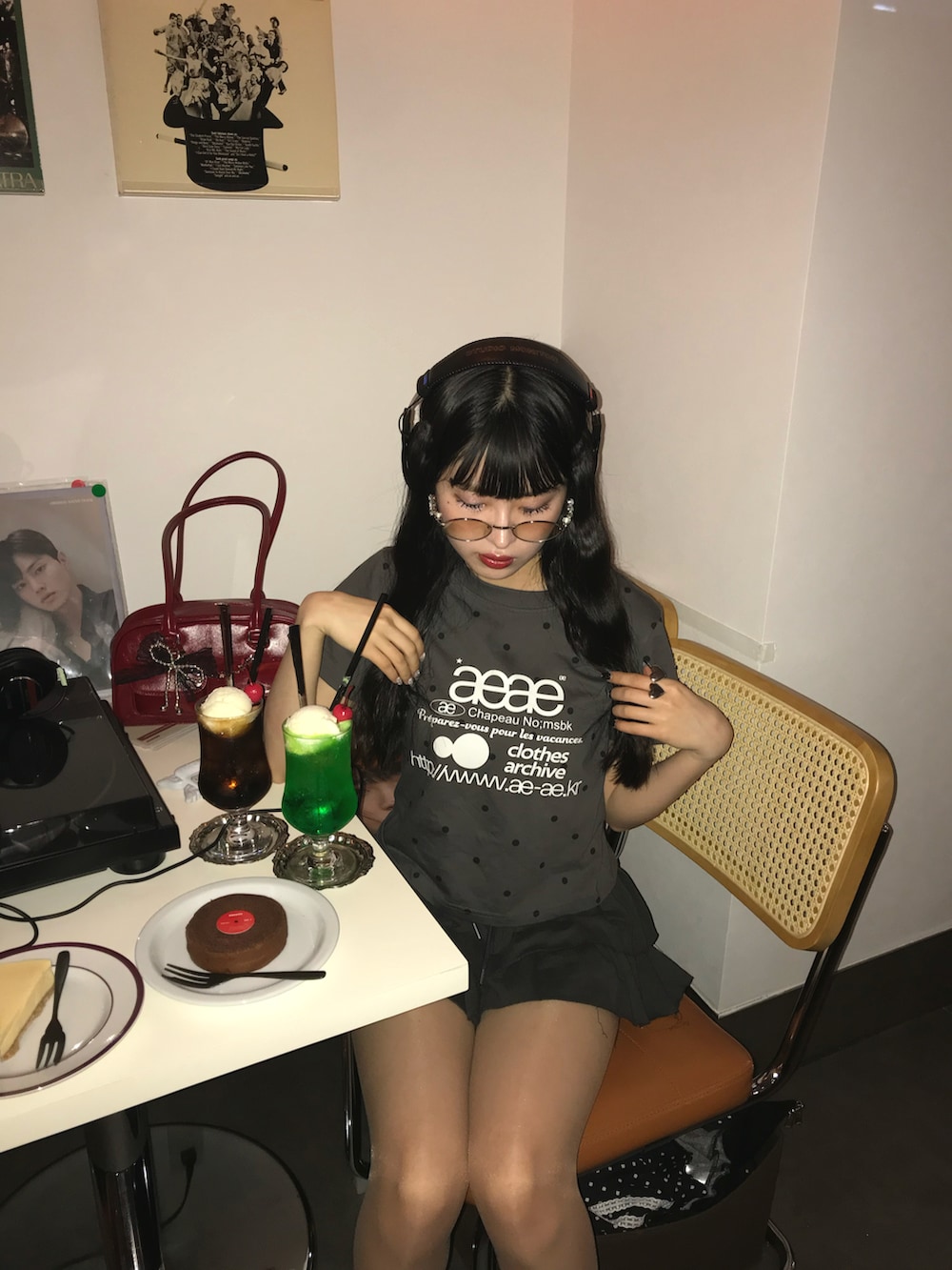 「韓国ファッション、スニーカーコーデ、ショートパンツ、ミニバッグ、ミニスカート、今日のコーデ、ブラックコーデ、モノトーンコーデ、黒Tシャツ、デートコーデ、メガネ女子、スニーカー、Tシャツ、フェススタイル、アウトドアスタイル」｜「aeaeのWEB LOGO CROP T-SHIRTS（Tシャツ/カットソー、ブラック系）」を使った、miyuさん（レディース・158cm）の春コーディネートの3枚目の写真