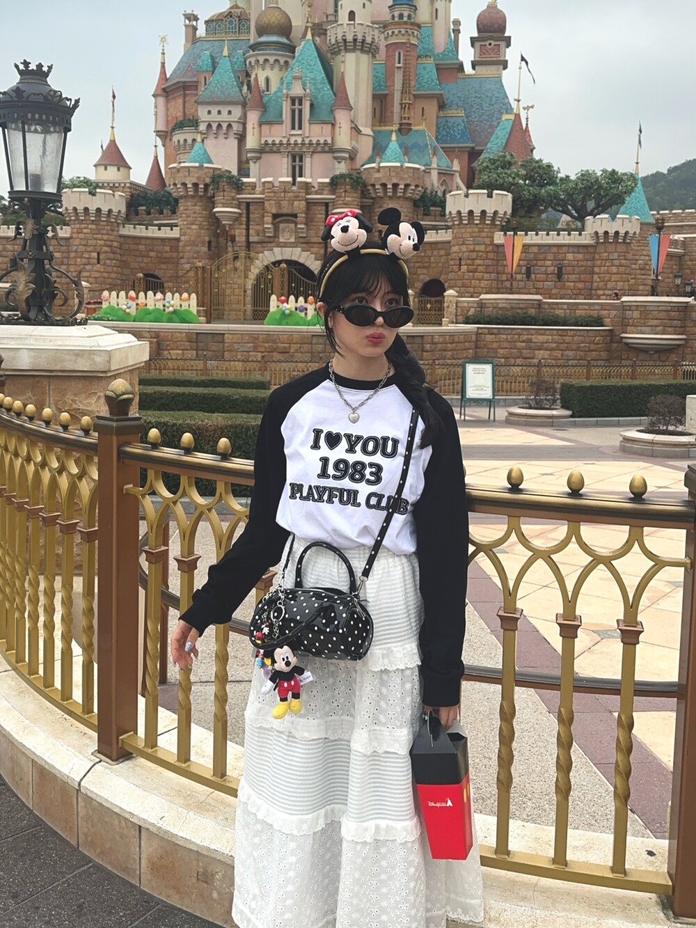ブラック系のTシャツ/カットソー、シルバー系のスニーカーを着用したレディースの夏コーディネートの2枚目の写真