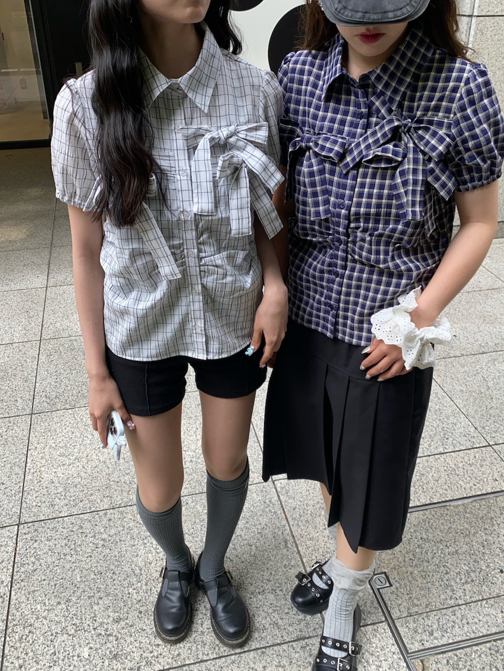「リボン、ポロシャツ、モノトーン、ショートパンツ、メガネ女子、デートコーデ、シャツスタイル、プチプラ、白シャツ」｜「BLONDEYのリブバイカーパンツ（その他パンツ、ブラック系）」を使った、miyuさん（レディース・158cm）の夏コーディネートの3枚目の写真