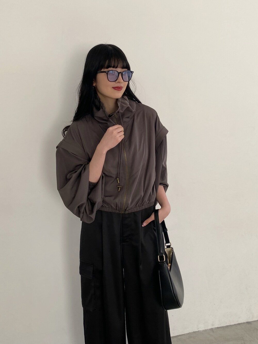 「春のおしゃ見えテクニック、春コーデ、春アウター、春服、オトナカジュアル、休日スタイル、お出かけコーデ、カラーサングラス、メガネ女子、パーカー、アウトドアスタイル、Coming soon...、ストリート、春服みてみて、プチプラ」｜「dium.のアイテム（パンツ、ブラック系）」を使った、miyuさん（レディース・158cm）の春コーディネートの2枚目の写真