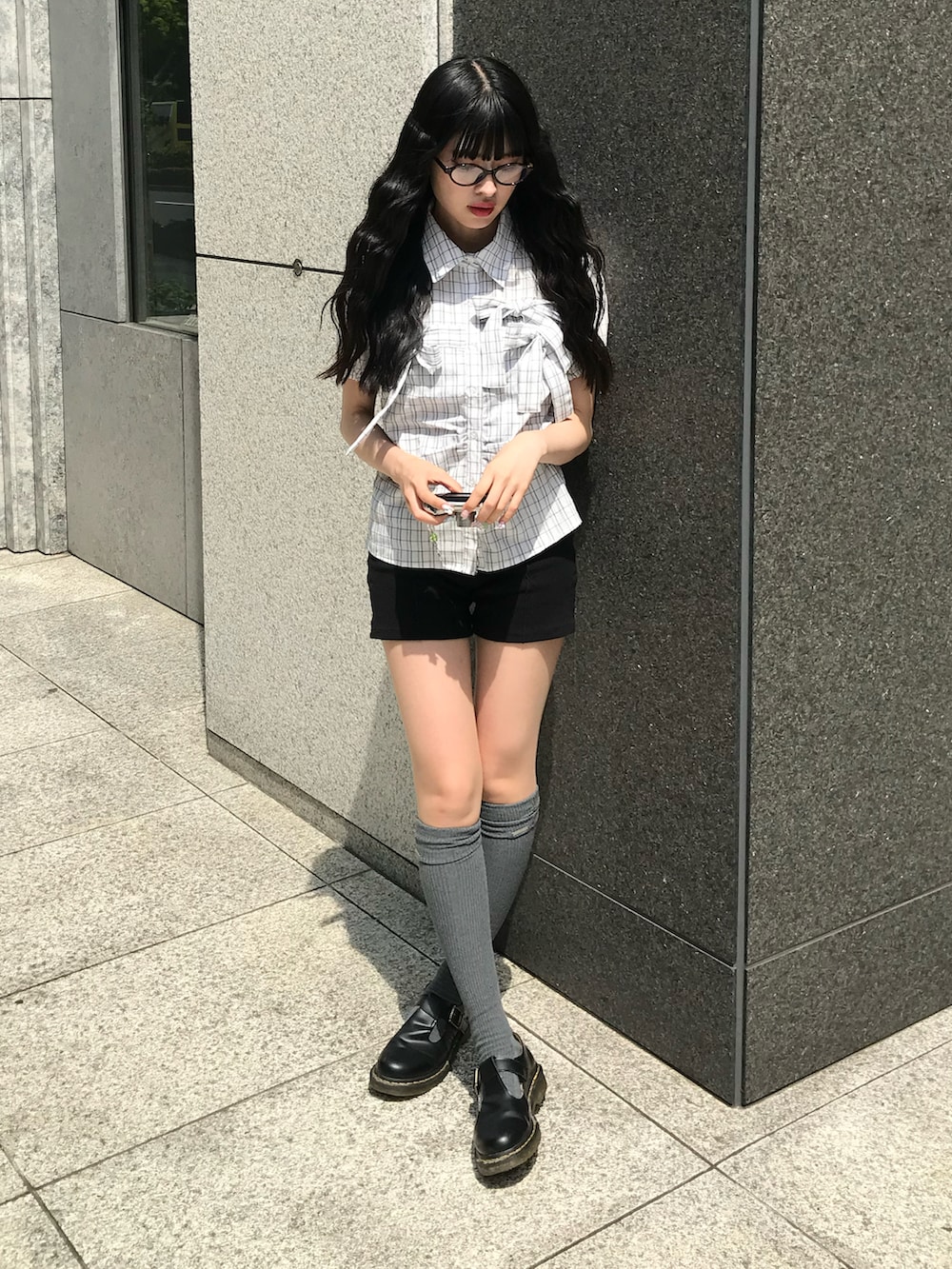 「リボン、ポロシャツ、モノトーン、ショートパンツ、メガネ女子、デートコーデ、シャツスタイル、プチプラ、白シャツ」｜「BLONDEYのリブバイカーパンツ（その他パンツ、ブラック系）」を使った、miyuさん（レディース・158cm）の夏コーディネートの2枚目の写真