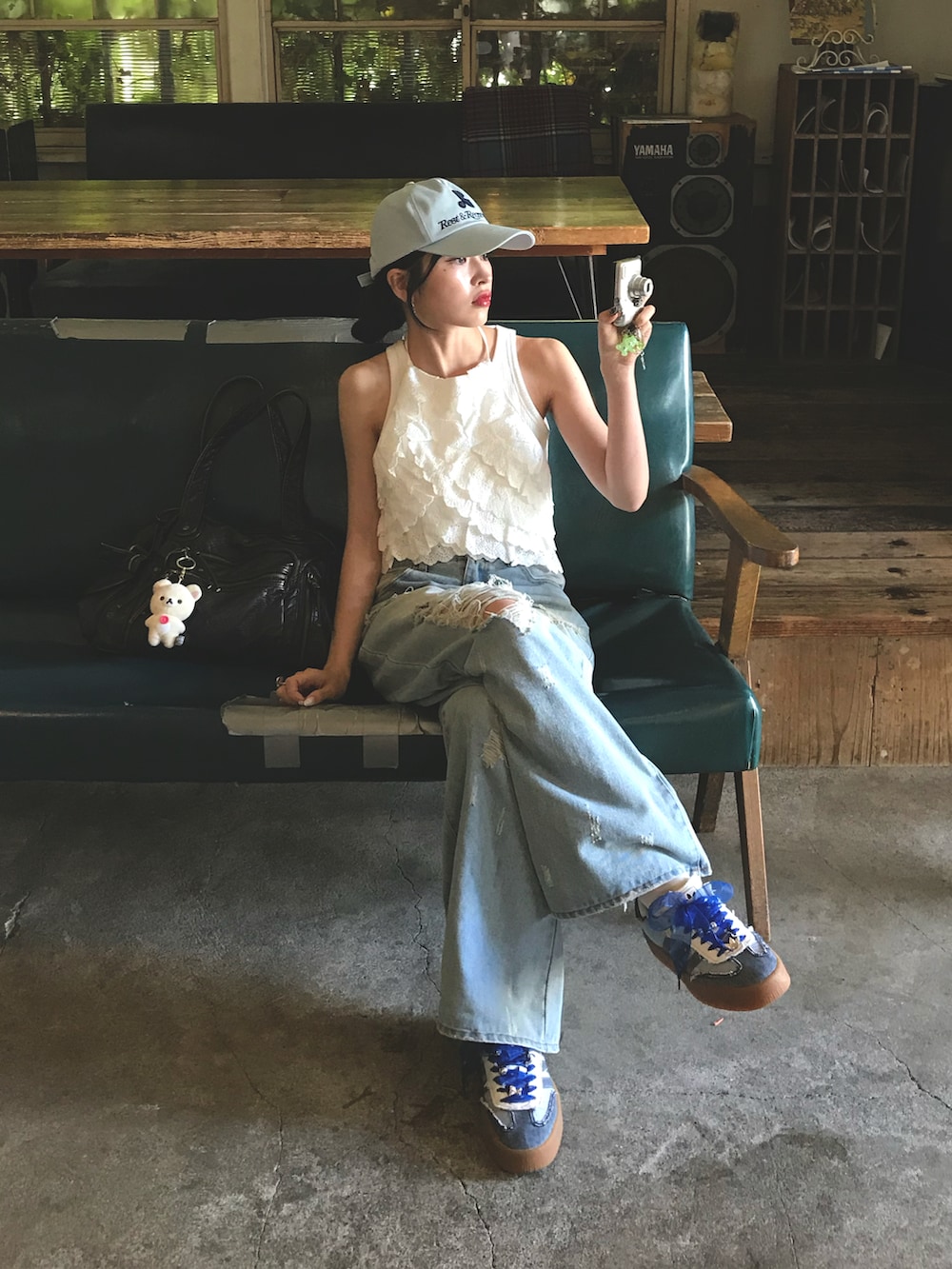 ブルー系のデニムパンツ、ブルー系のキャップを着用したレディースの夏コーディネートの3枚目の写真