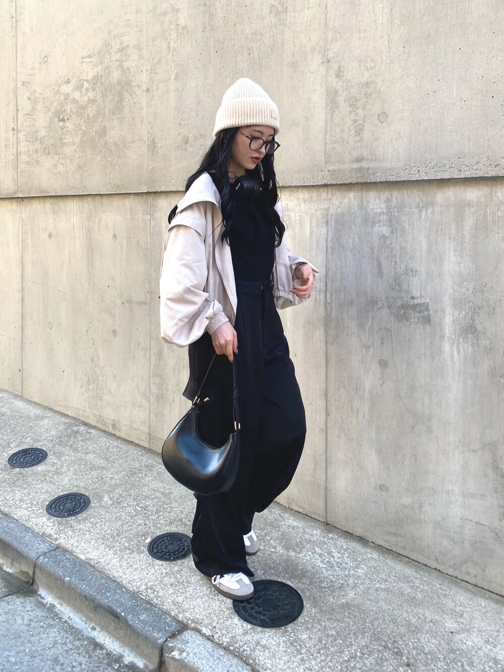 「似合うラボに行こう、春コーデ、春アウター、春色、スニーカー、ストリート、メガネ女子、カーゴパンツ、モノトーン、カラーパンツ、スポーツミックス、休日スタイル、お出かけコーデ、シンフルコーデ、ニット帽」｜「Acne Studiosのアイテム（ニットキャップ/ビーニー、ホワイト系）」を使った、miyuさん（レディース・158cm）の冬コーディネートの2枚目の写真