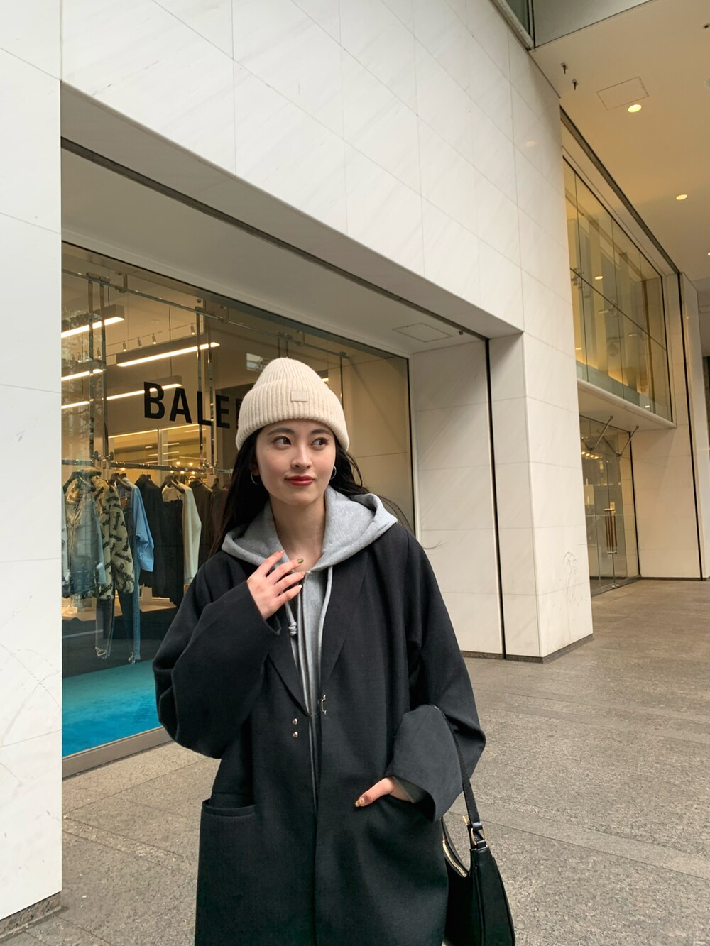 「今日のコスメと服、きれいめカジュアル、休日コーデ、お出かけコーデ、ニット帽、ジャケット、冬コーデ、ブーツ、スウェット、カジュアルコーデ、大人女子、ロングブーツ、GU、レイヤードスタイル、パーカー」｜「Acne Studiosのアイテム（ニットキャップ/ビーニー、ホワイト系）」を使った、miyuさん（レディース・158cm）の冬コーディネートの3枚目の写真