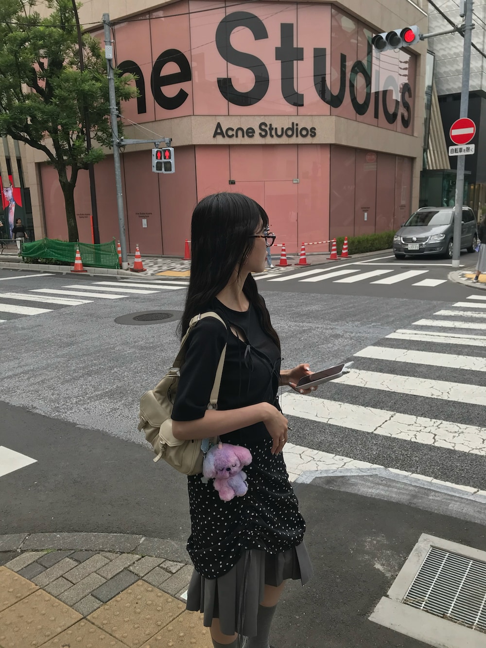 「レイヤードスタイル、モノトーン、メガネ女子、サングラス、スカート、デートコーデ、黒Tシャツ」｜「idemのdrawstring check pleats skirt / サイドドロストチェックスカート（スカート、ブラック系）」を使った、miyuさん（レディース・158cm）の夏コーディネートの3枚目の写真