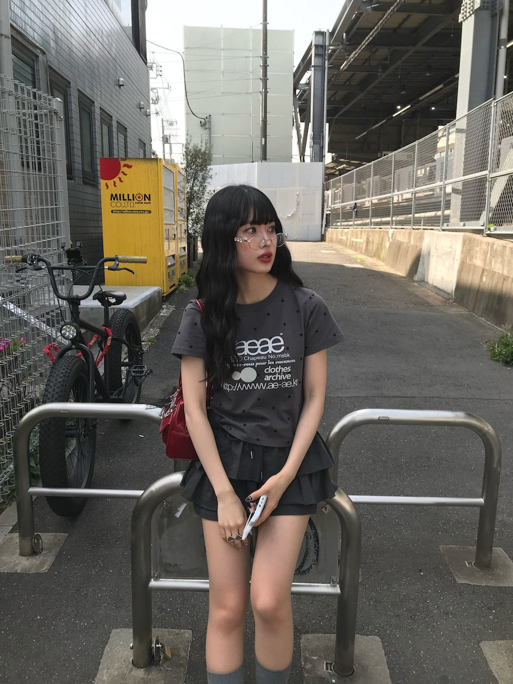 「韓国ファッション、スニーカーコーデ、ショートパンツ、ミニバッグ、ミニスカート、今日のコーデ、ブラックコーデ、モノトーンコーデ、黒Tシャツ、デートコーデ、メガネ女子、スニーカー、Tシャツ、フェススタイル、アウトドアスタイル」｜「aeaeのWEB LOGO CROP T-SHIRTS（Tシャツ/カットソー、ブラック系）」を使った、miyuさん（レディース・158cm）の春コーディネートの2枚目の写真