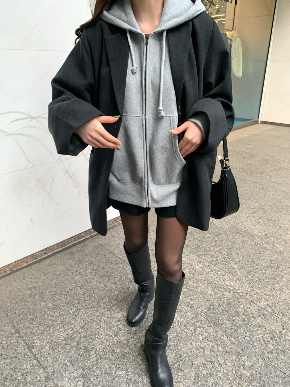 「今日のコスメと服、きれいめカジュアル、休日コーデ、お出かけコーデ、ニット帽、ジャケット、冬コーデ、ブーツ、スウェット、カジュアルコーデ、大人女子、ロングブーツ、GU、レイヤードスタイル、パーカー」｜「Acne Studiosのアイテム（ニットキャップ/ビーニー、ホワイト系）」を使った、miyuさん（レディース・158cm）の冬コーディネートの2枚目の写真