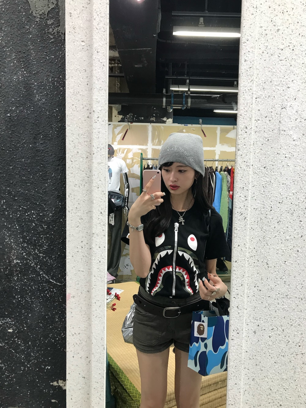 シルバー系のバックパック/リュック、ブラック系のブーツ、ブラック系のTシャツ/カットソーを着用したレディースの夏コーディネートの3枚目の写真