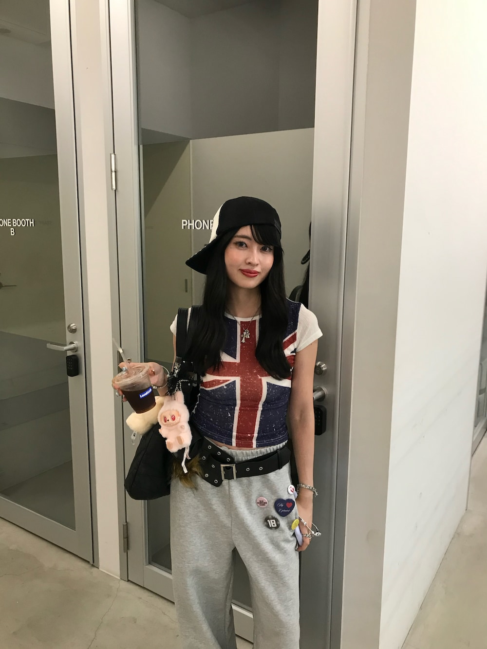 ブラック系のパンプス、ホワイト系のTシャツ/カットソー、その他のバッジを着用したレディースの秋コーディネートの3枚目の写真