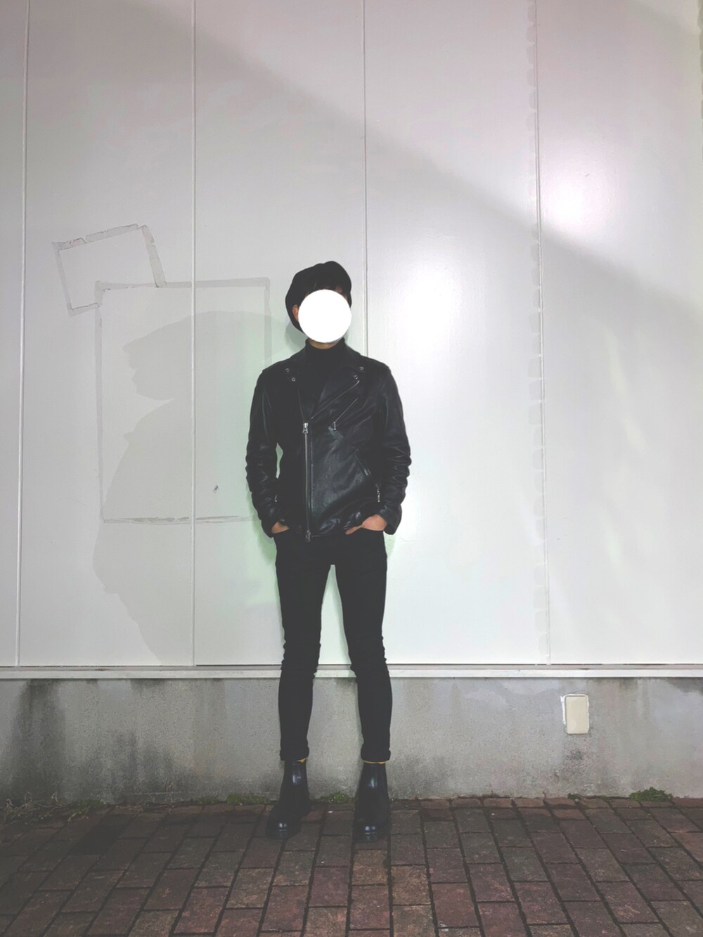 「ダブルライダース、ライダース、オールブラック、タートルネック、ニット、黒スキニー、ロールアップ、ドクターマーチン、Dr.Martens、チェルシーブーツ、サイドゴアブーツ、キャスケット、マスタード、靴下チラ見せ、ブーツ」｜「EDWINのジャージーズ スキニー【スタンダードモデル】（デニムパンツ、ブラック系）」を使った、あきさん（メンズ・170cm）の冬コーディネートの2枚目の写真