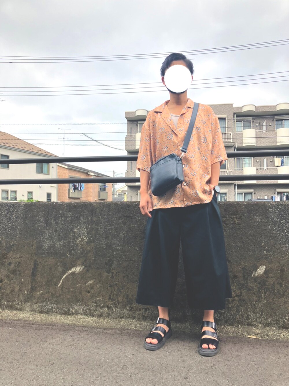 イエロー系のシャツ/ブラウス、ブラック系のその他パンツ、ブラック系のショルダーバッグを着用したメンズの夏コーディネートの3枚目の写真