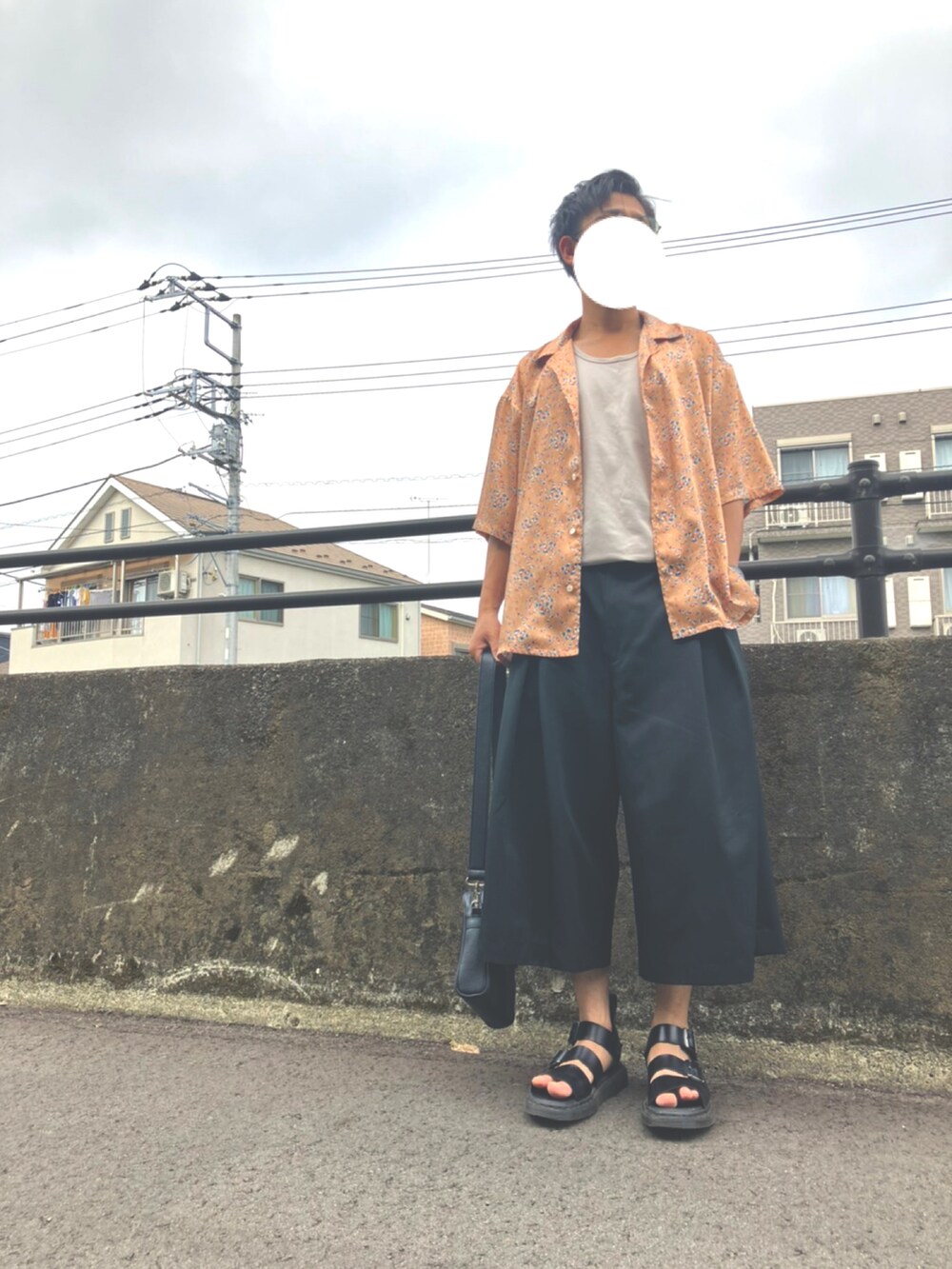 イエロー系のシャツ/ブラウス、ブラック系のその他パンツ、ブラック系のショルダーバッグを着用したメンズの夏コーディネートの2枚目の写真