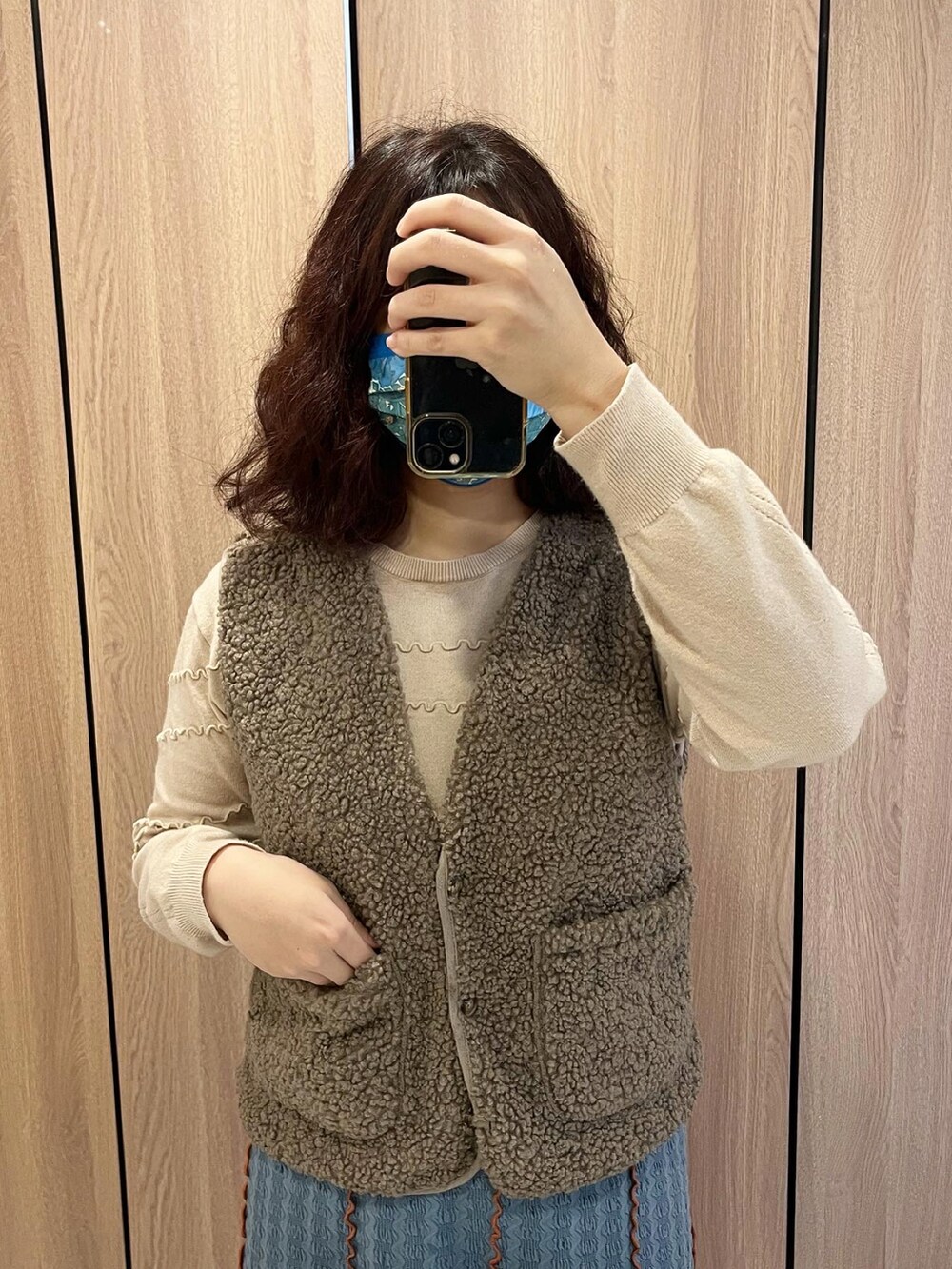 「秋服、秋カラー、今日のコーデ、大人コーデ、ootd」｜「UNIQLOのアイテム（ベスト、ブラウン系）」を使った、AmberHuangさん（レディース・165cm）の秋コーディネートの2枚目の写真