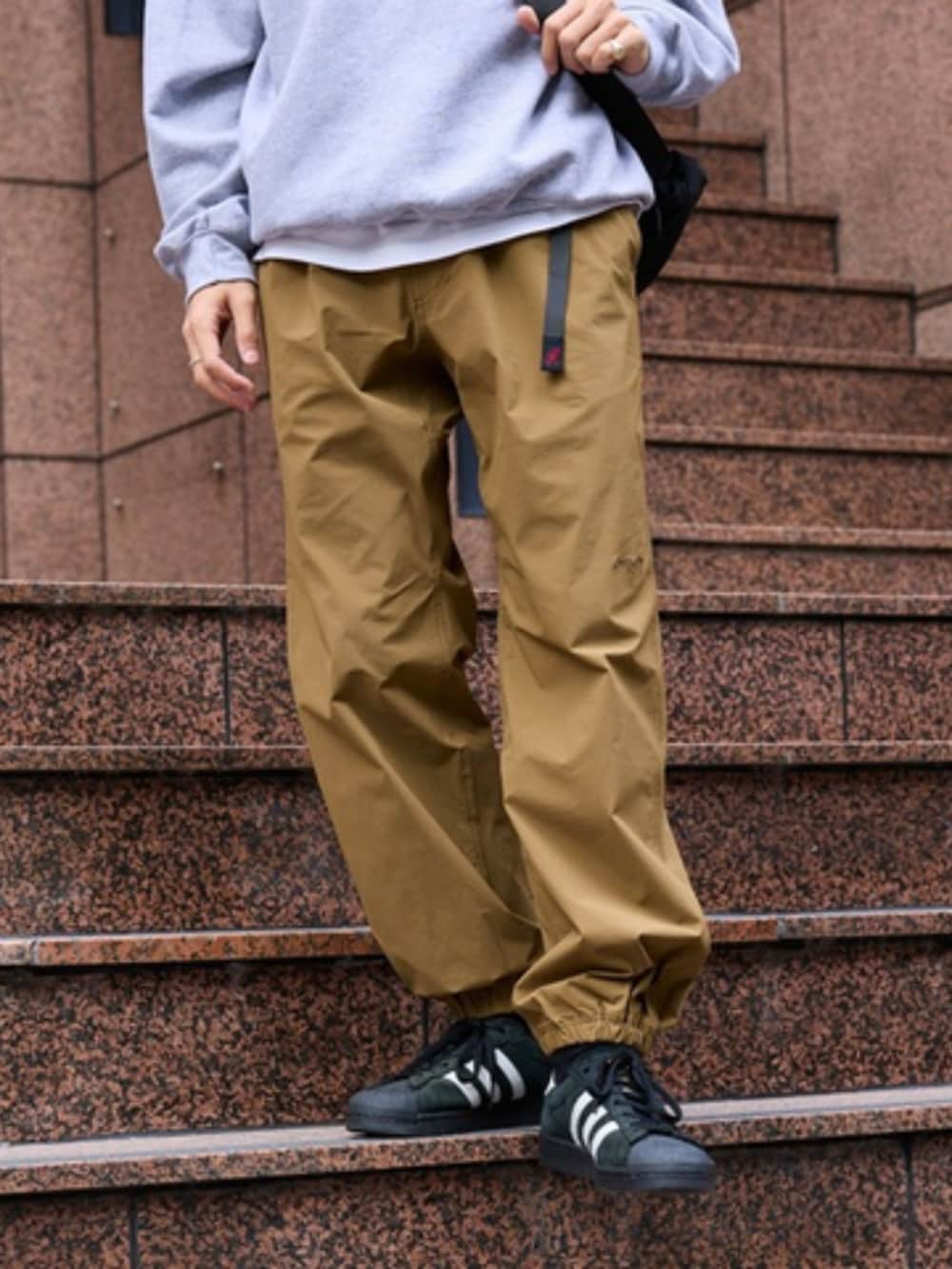 ホワイト系のTシャツ/カットソー、グレー系のスウェット、ブラウン系のその他パンツを着用したメンズの春コーディネートの2枚目の写真