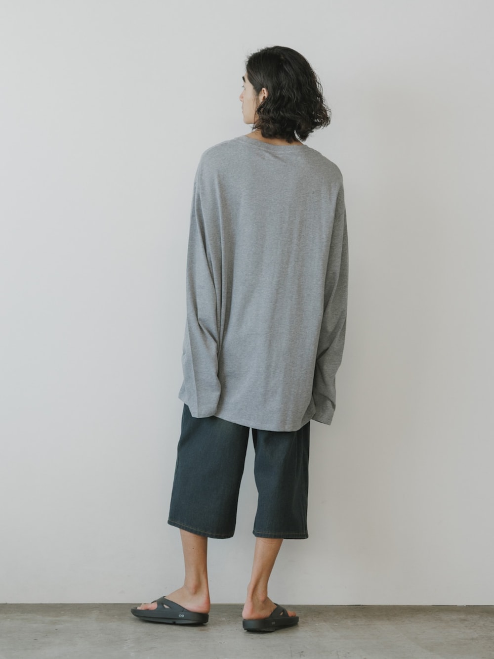 グレー系のTシャツ/カットソーを着用したメンズの春コーディネートの4枚目の写真