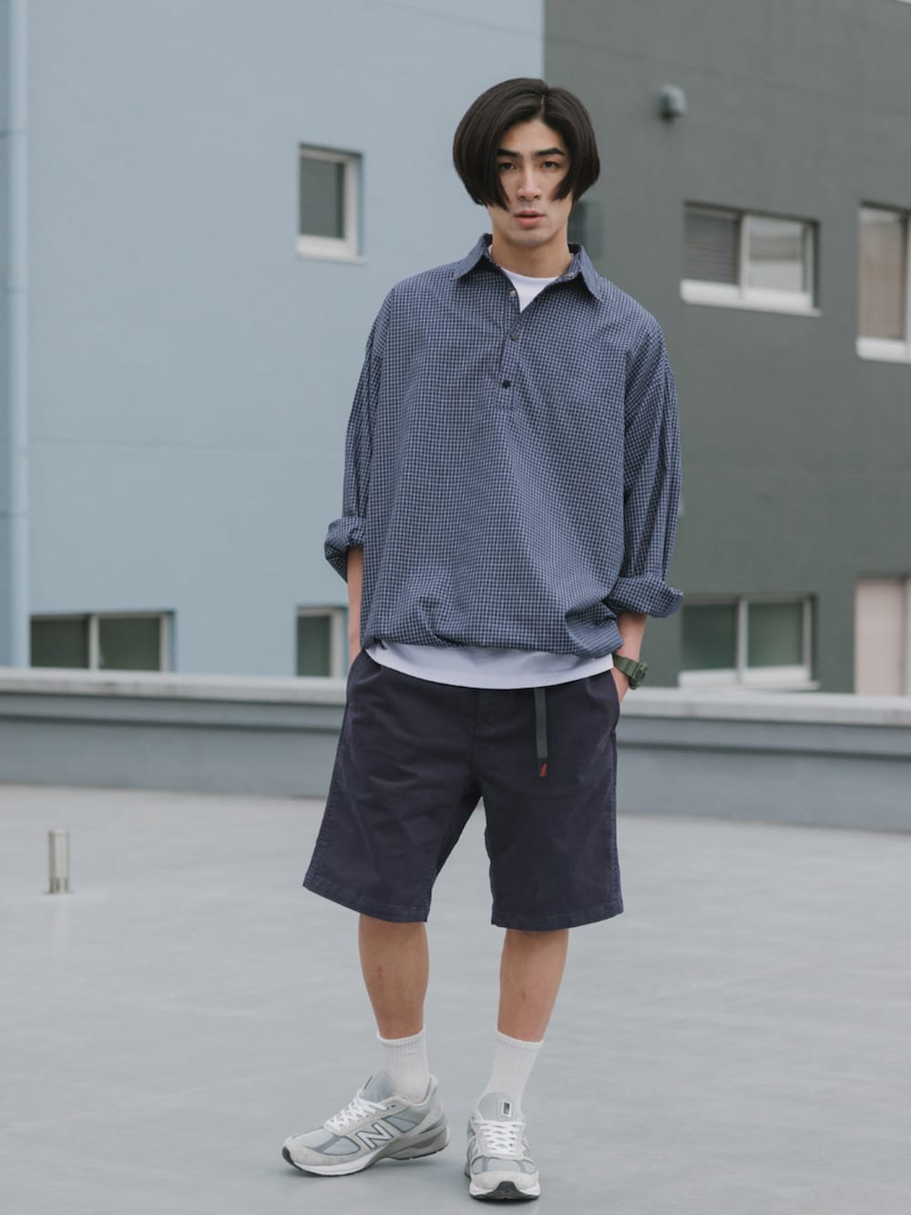 ホワイト系のTシャツ/カットソー、ブルー系のその他パンツを着用したメンズの春コーディネートの2枚目の写真