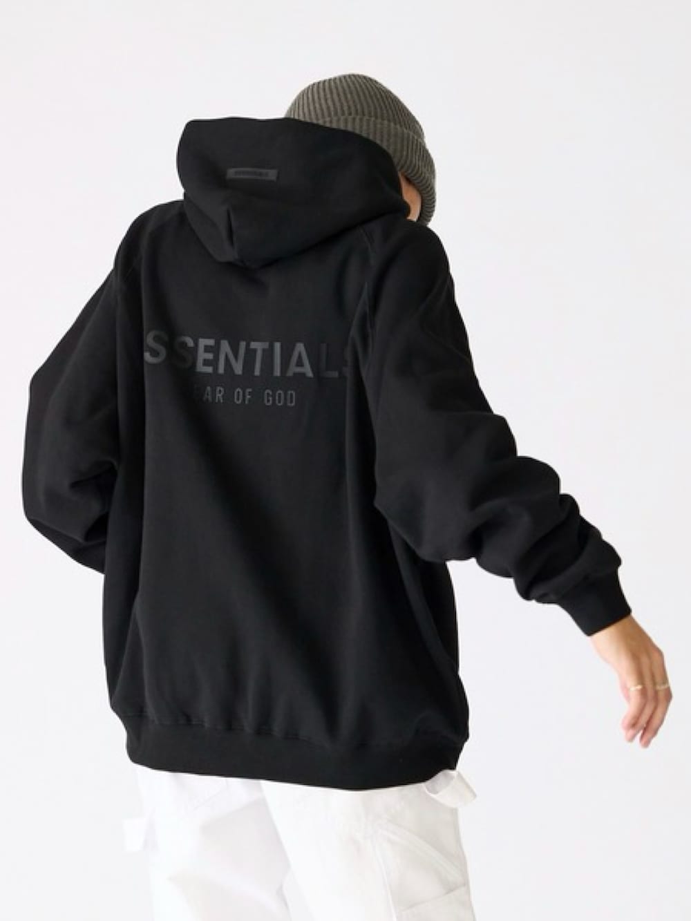 ブラック系のパーカーを着用したレディースの春コーディネートの2枚目の写真