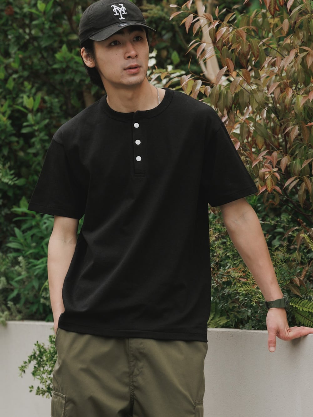 ブラック系のTシャツ/カットソーを着用したメンズの春コーディネートの3枚目の写真
