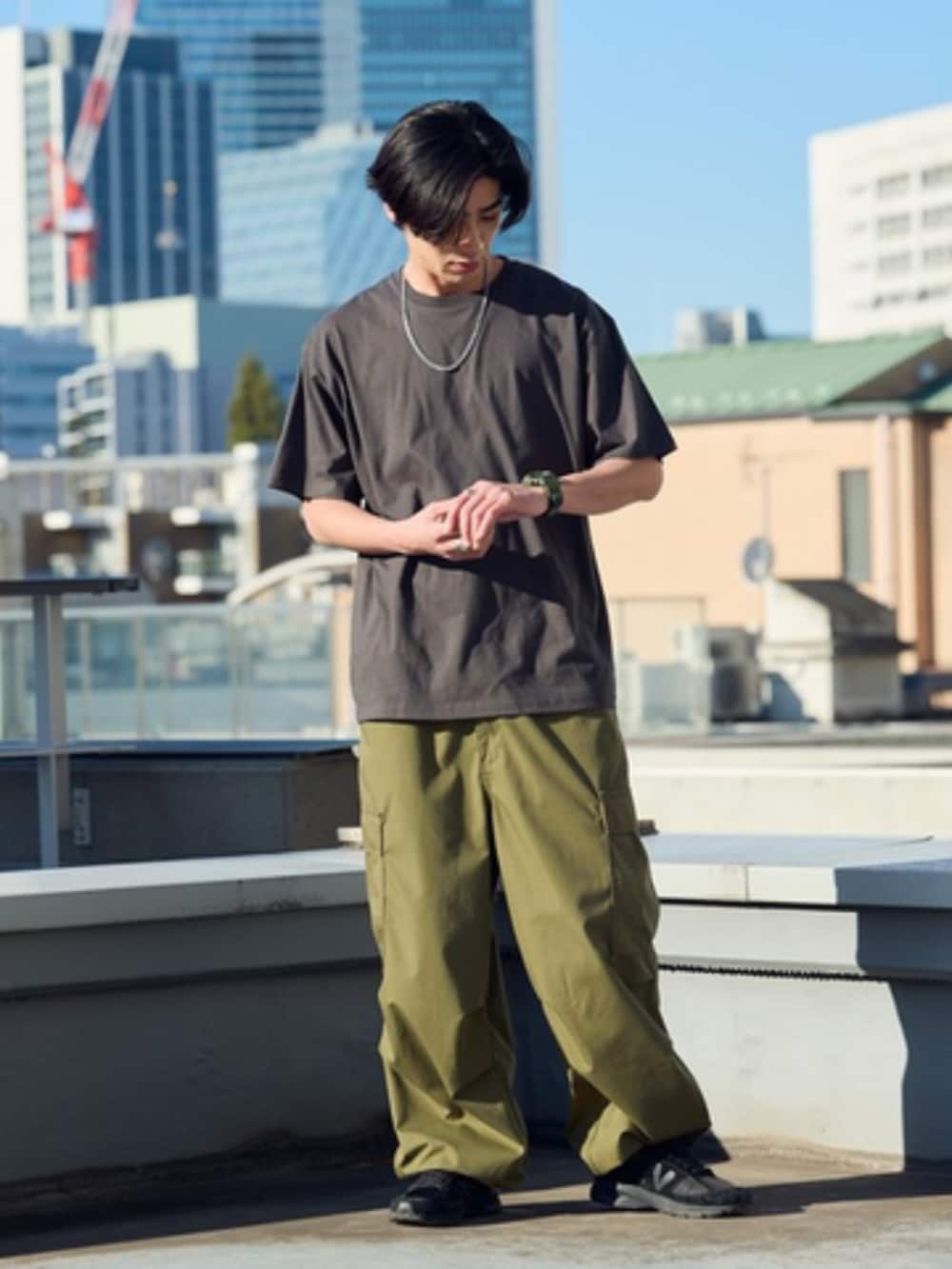 ブラック系のTシャツ/カットソーを着用したメンズの春コーディネートの2枚目の写真