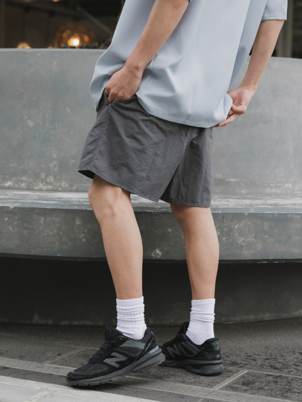 グレー系のその他パンツ、ホワイト系のTシャツ/カットソーを着用したメンズの春コーディネートの2枚目の写真