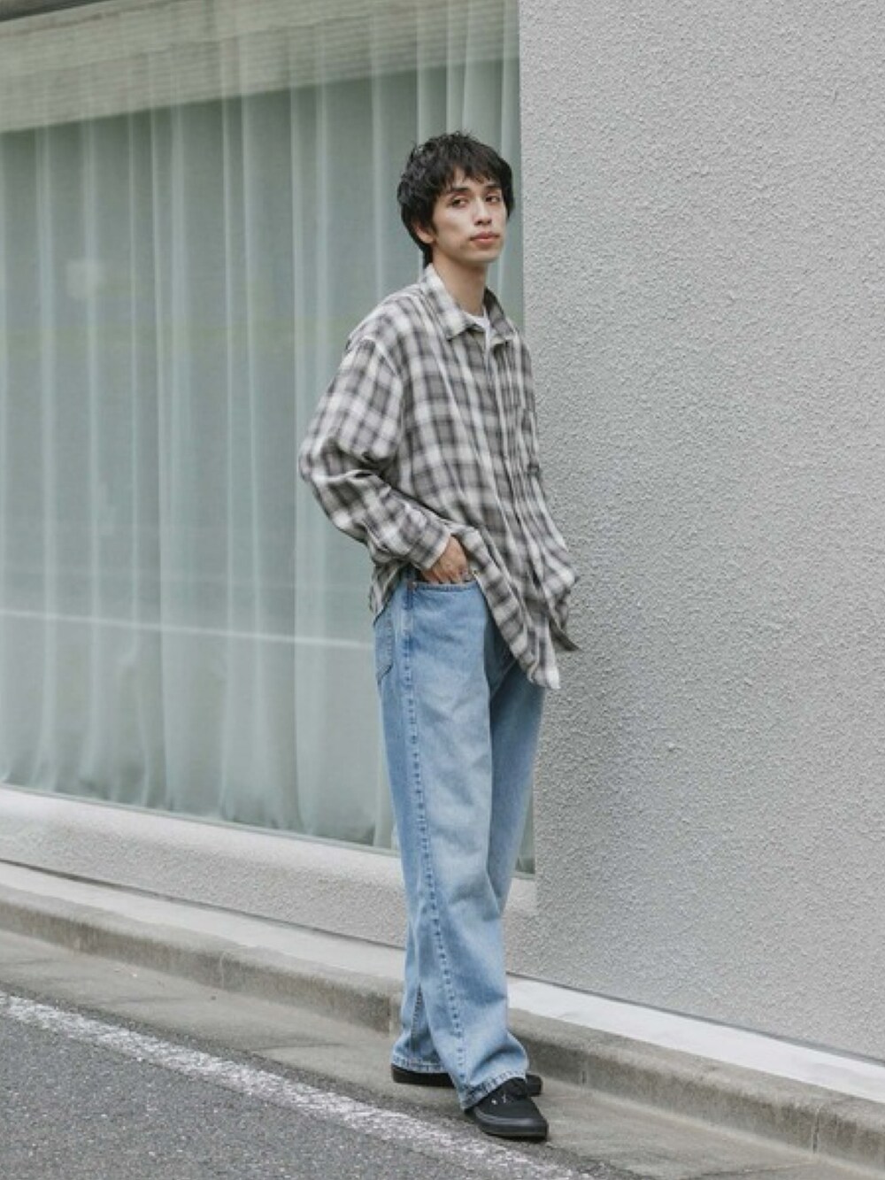 ブルー系のデニムパンツを着用したレディースの春コーディネートの2枚目の写真