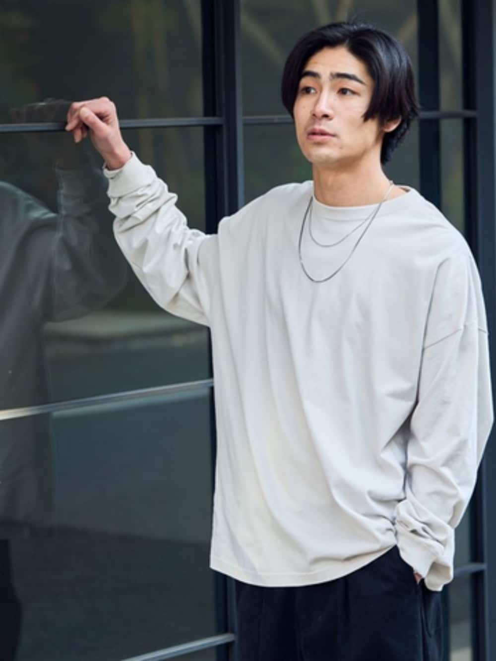 ホワイト系のTシャツ/カットソーを着用したメンズの春コーディネートの2枚目の写真