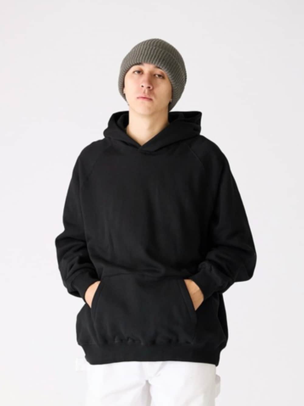 ブラック系のパーカーを着用したメンズの春コーディネートの3枚目の写真