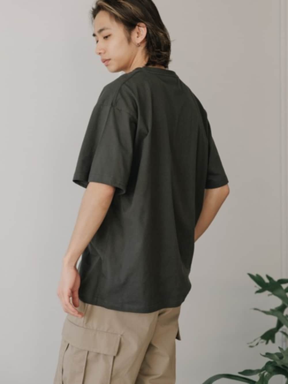 ブラック系のTシャツ/カットソーを着用したメンズの春コーディネートの2枚目の写真