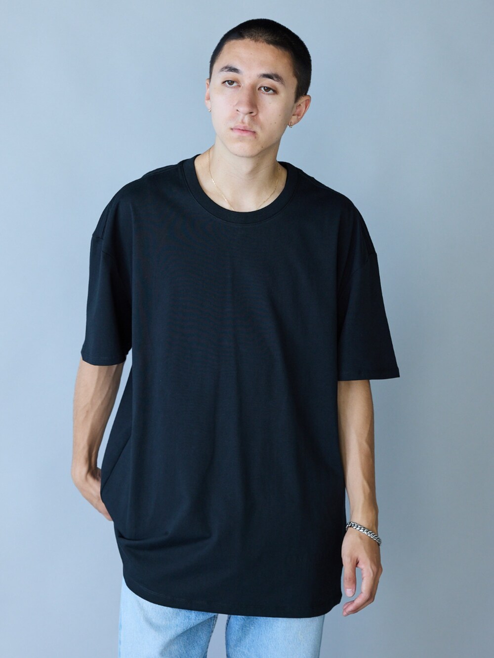 ブラック系のTシャツ/カットソーを着用したメンズの春コーディネートの3枚目の写真