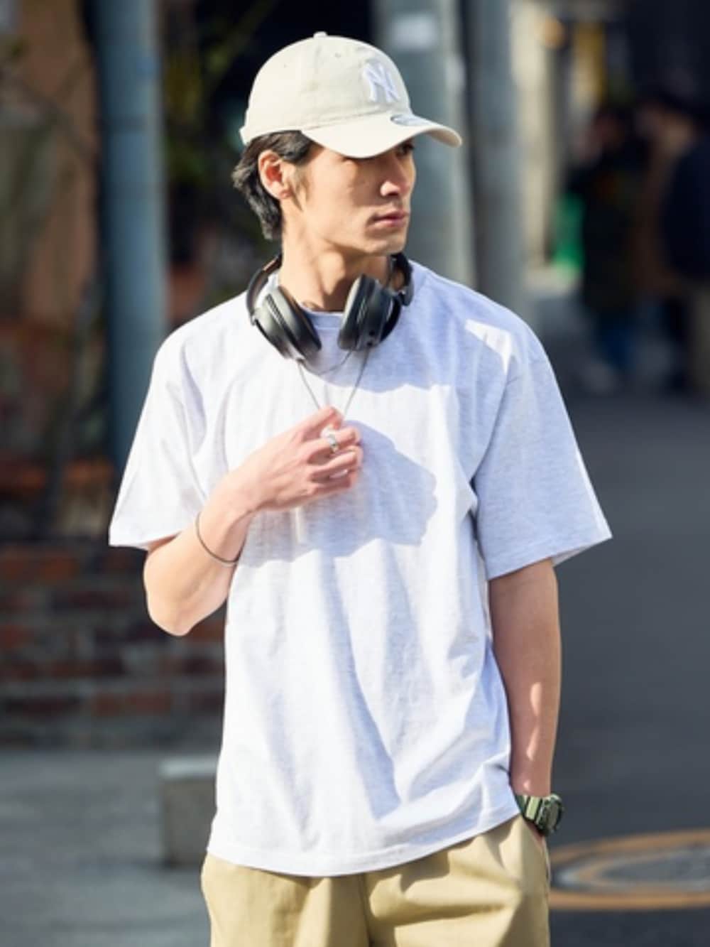 ベージュ系のチノパンツ、グレー系のTシャツ/カットソーを着用したメンズの春コーディネートの2枚目の写真