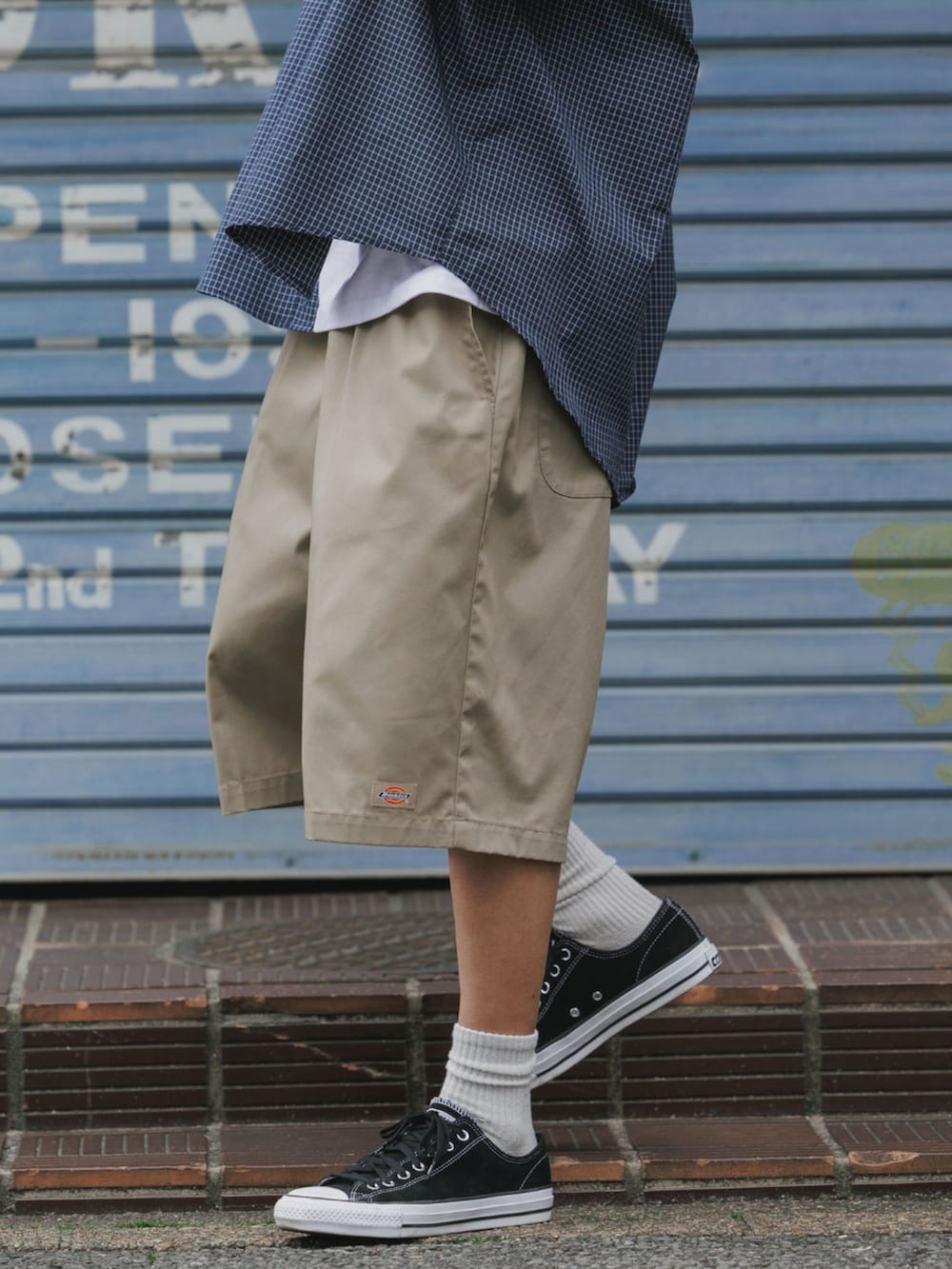 ホワイト系のTシャツ/カットソー、グリーン系のチノパンツを着用したメンズの春コーディネートの3枚目の写真